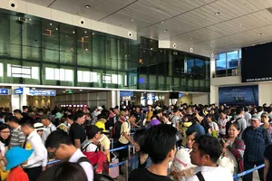 Bỏ hay giữ mức giá trần vé máy bay?