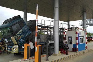 Ngày đầu thu phí, BOT quốc lộ 26 bị dân phản ứng