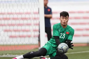 Phần chìm của thủ môn Bùi Tiến Dũng