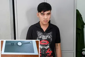 Nghi phạm xịt hơi cay bỏ lại xe máy cướp được do hết xăng