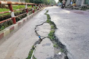 Đường Chiến Lược nứt toác, dân sợ sụt xuống kênh