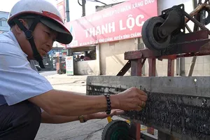 Ông xe ôm 15 năm hút đinh không công