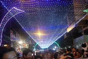 Xóm đạo Tân Phú đông nghịt người chơi Noel 