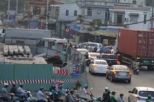 Lý do lô cốt mọc đầy đường cuối năm