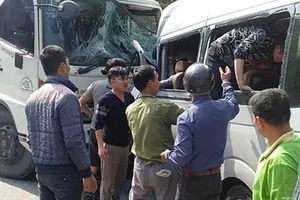 Xe tải tông trực diện xe khách, nhiều người bị thương nặng