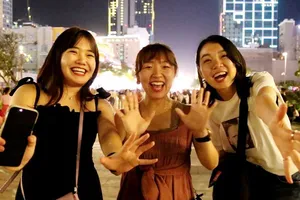 Video: Khách nước ngoài hào hứng đón giao thừa ở Sài Gòn