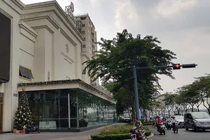 Lâu đài ven sông xây không phép 250 m2