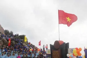 Chào cờ đầu năm mới ở điểm cực đông đất liền Tổ quốc