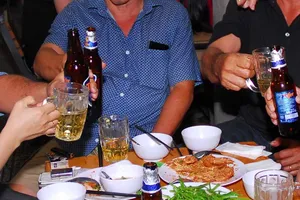 Ép người khác uống rượu, bia: Khó xử phạt