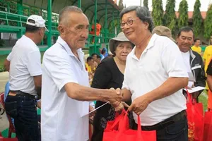 Hơn 200 triệu đồng giúp cựu cầu thủ nghèo ăn tết