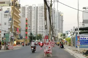 Mối nguy từ cột điện ‘chình ình’ giữa đường