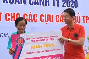 Trao quà tết cho các cựu cầu thủ nghèo