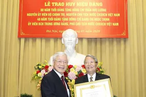 Trao tặng huy hiệu Đảng cho lãnh đạo và cựu lãnh đạo nhà nước