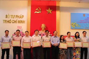 Sở Tư pháp TP.HCM vinh dự nhận cờ thi đua ngành tư pháp