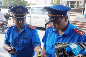 Tung máy đo nồng độ cồn hiện đại kiểm tra tài xế