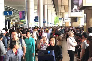 Tân Sơn Nhất bắt đầu ‘nóng’ do dòng người đón kiều bào