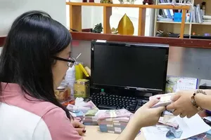 Cận tết, phí đổi tiền mới tăng chóng mặt