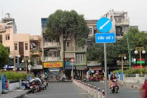 Cần xóa bỏ các điểm gom phế liệu trên cầu