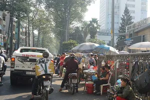 TP.HCM: Hàng rong bủa vây trước cổng bệnh viện