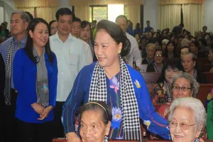 Chủ tịch Quốc hội mừng xuân cùng đội quân tóc dài