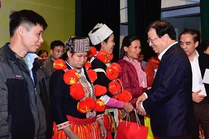 Phó thủ tướng tặng quà tết cho hộ nghèo, gia đình chính sách
