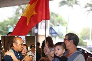 Vẫn có người mang cờ ra đón ông Park và U-23 Việt Nam