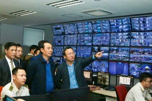 Thứ trưởng kiểm tra sân bay ngày cận tết