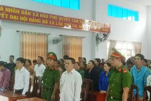 Lãnh 8 năm tù từ chuyện bị nói ném đá giấu tay