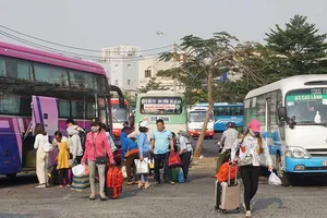 Bến tàu, xe vắng khách ngày nghỉ cuối tết Canh Tý 2020