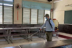 Trường học tổng vệ sinh, phun thuốc, mua máy đo...