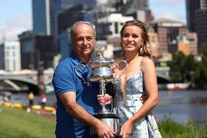 Ông bố lái taxi dẫn dắt con gái vô địch Grand Slam