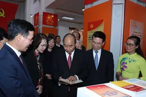 Thủ tướng dự Triển lãm sách kỷ niệm 90 năm ngày thành lập Đảng
