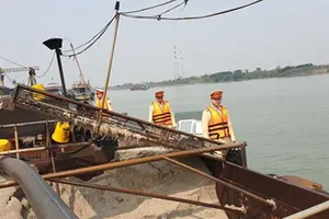 Bắt tàu hơn 260 tấn hút cát trái phép ở sông Hồng
