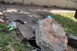 Khối bê tông nguy hiểm trên đường