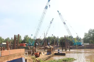 Bến Tre đắp đập ‘dã chiến’ ngăn mặn