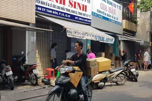 Dốc hết sức ngày đêm làm khẩu trang phòng dịch Corona