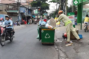 Nỗi lo của người thu gom rác trong mùa dịch Corona