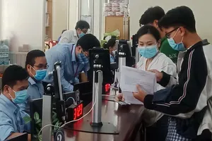 Công sở vừa chống dịch Corona vừa phục vụ dân