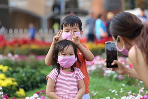 Du khách đeo khẩu trang tham quan TP.HCM. Ảnh: HOÀNG GIANG