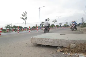 Khối bê tông nguy hiểm trên đường