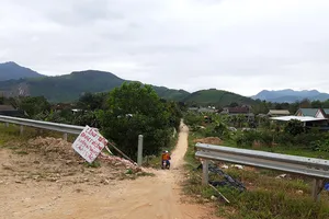 Tự ý tháo dỡ hàng rào cao tốc La Sơn - Túy Loan