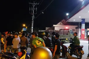 Người dân hiếu kỳ kéo đến nơi cảnh sát tiêu diệt Tuấn 'khỉ'