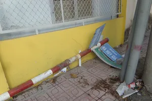 Trụ bảng tên đường ngã chỏng chơ