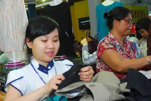 Người châu Âu sẽ mua thêm áo, túi xách… Việt Nam