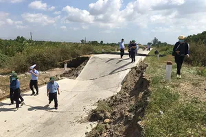 Đường bê tông 10 tỉ/km bỗng sụt sâu xuống lòng đất