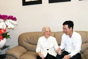 Ông Võ Văn Thưởng thăm thầy thuốc nhân dân Đoàn Thúy Ba