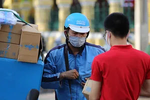 Shipper kiếm tiền triệu mỗi ngày nhờ giao hàng ‘mùa’ dịch