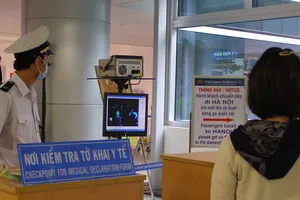 Nhân viên kiểm dịch không dám gần con vì sợ lây COVID-19