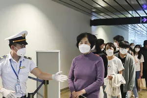 Nâng mức cảnh báo, dừng miễn thị thực với công dân Hàn Quốc