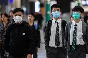 Dịch COVID-19: Phụ huynh châu Á khổ sở vì trường đóng cửa